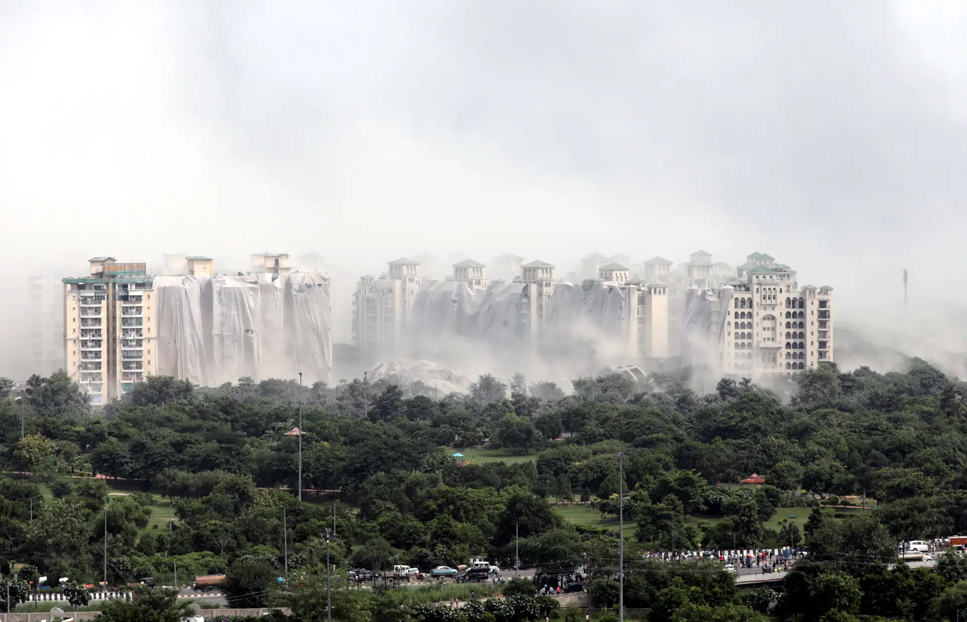 Dois arranha-céus com mais de 100 metros de altura demolidos em menos de 10 segundos