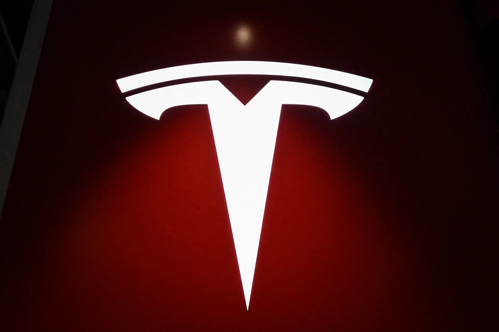 Elon Musk focado em pôr no mercado carros Tesla com tecnologia sem condutor até ao fim do ano