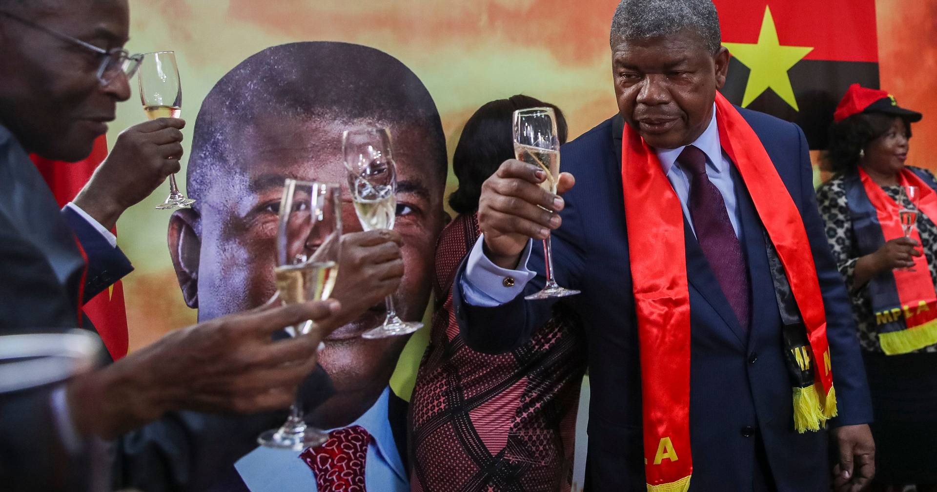 Oficial: MPLA venceu eleições com 51,17% dos votos - SIC Notícias