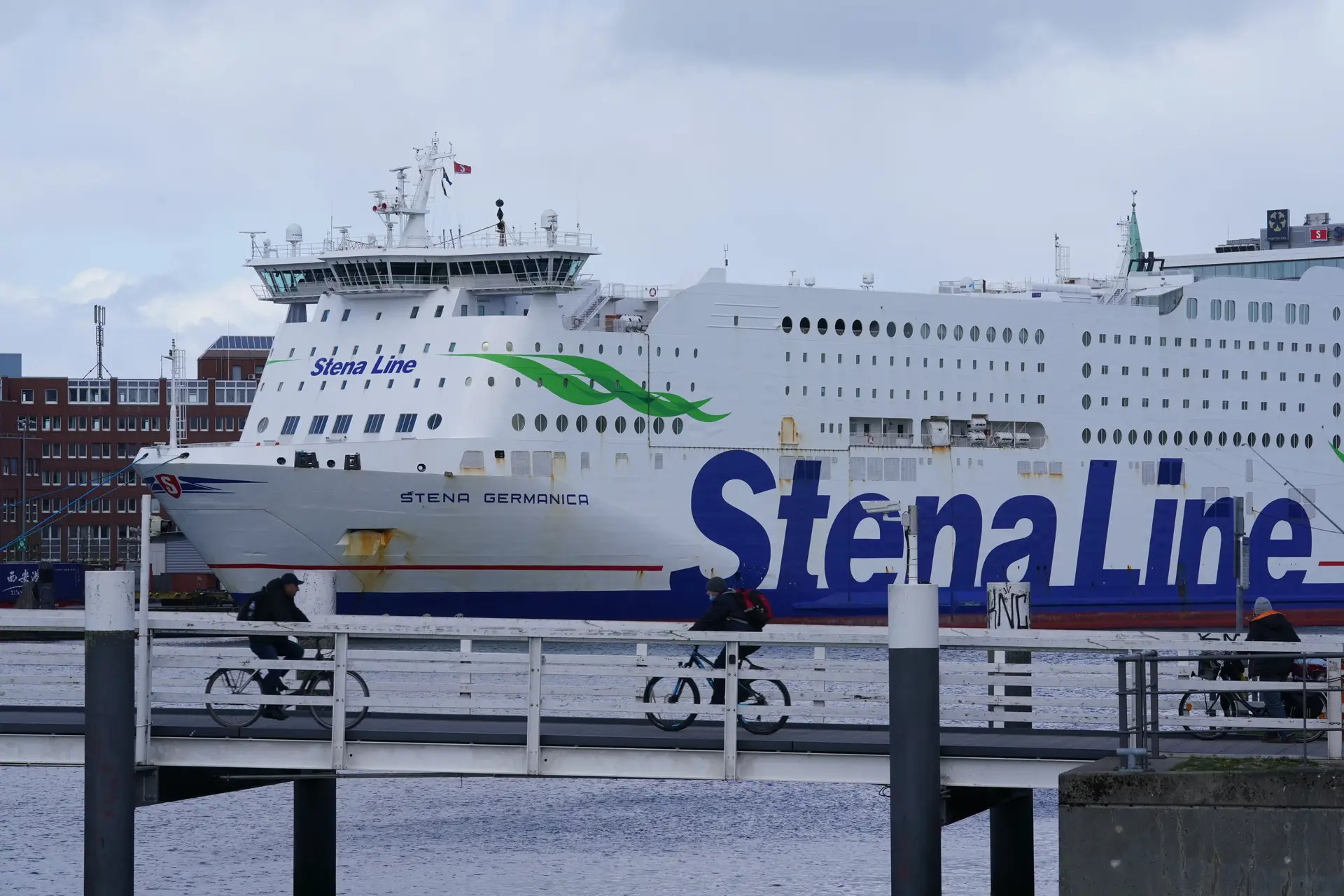 Incêndio em ferry na Suécia obriga a grande operação de resgate