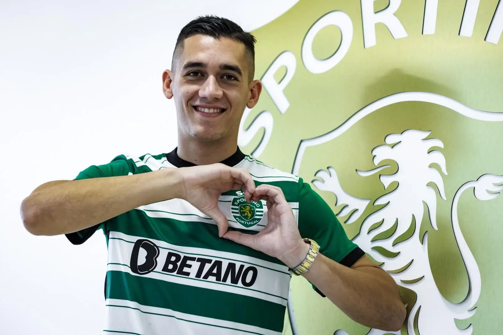 Sporting anuncia reforço para o meio-campo