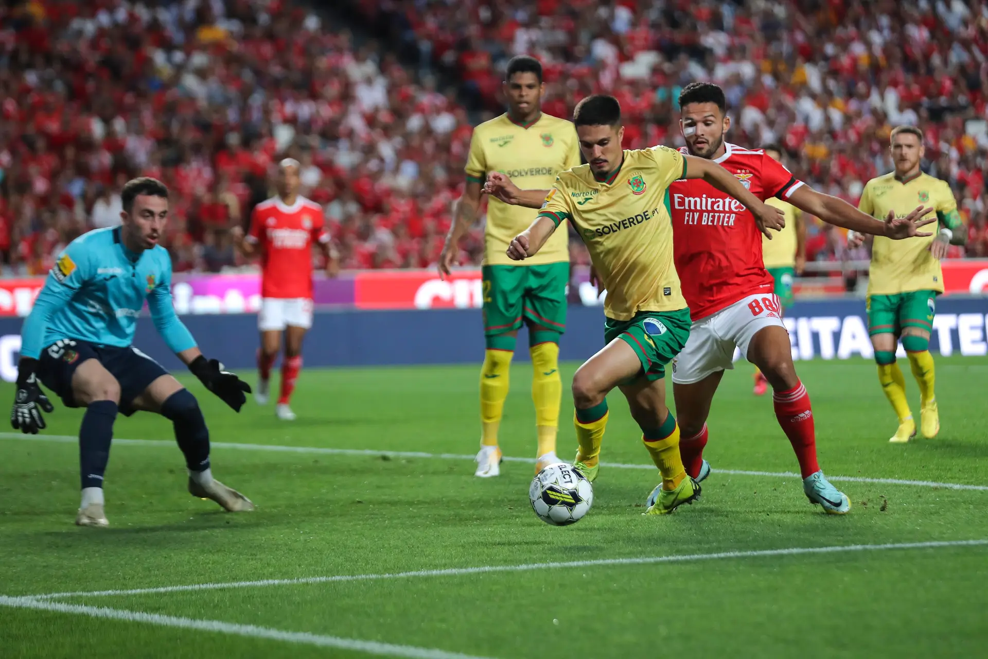Benfica vence Paços de Ferreira e é líder do campeonato