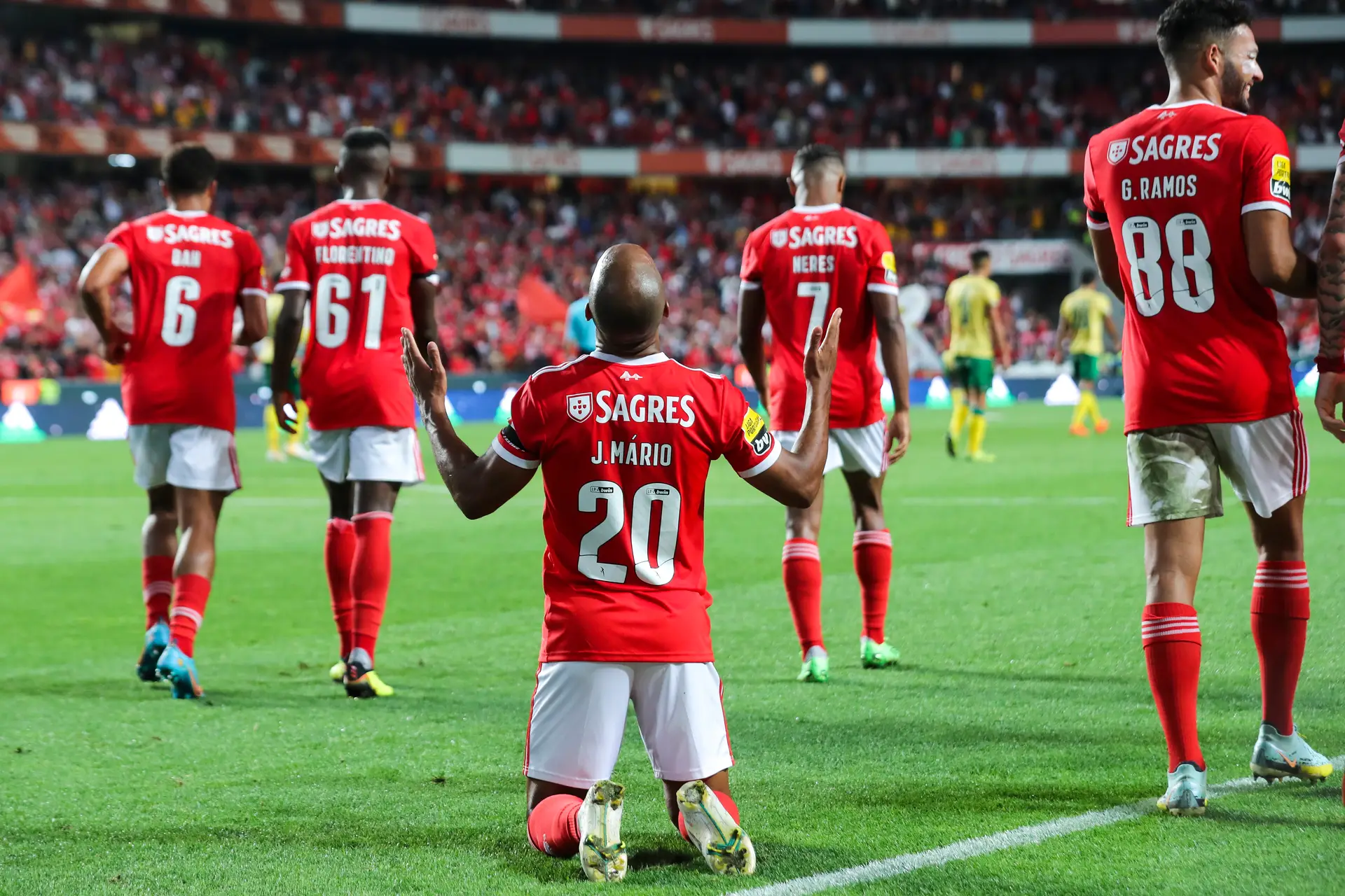 Benfica vence Paços de Ferreira e é líder do campeonato