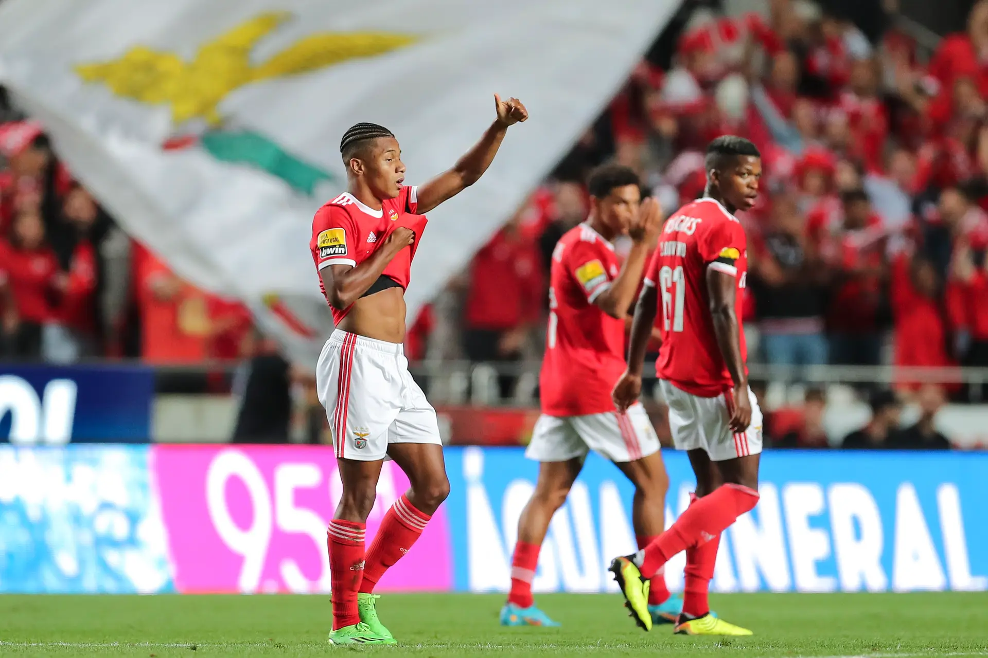Benfica vence Paços de Ferreira e é líder do campeonato