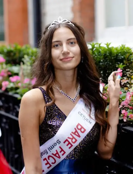 Melisa Raouf é a primeira mulher a conquistar lugar na final do Miss Inglaterra sem usar maquilhagem
