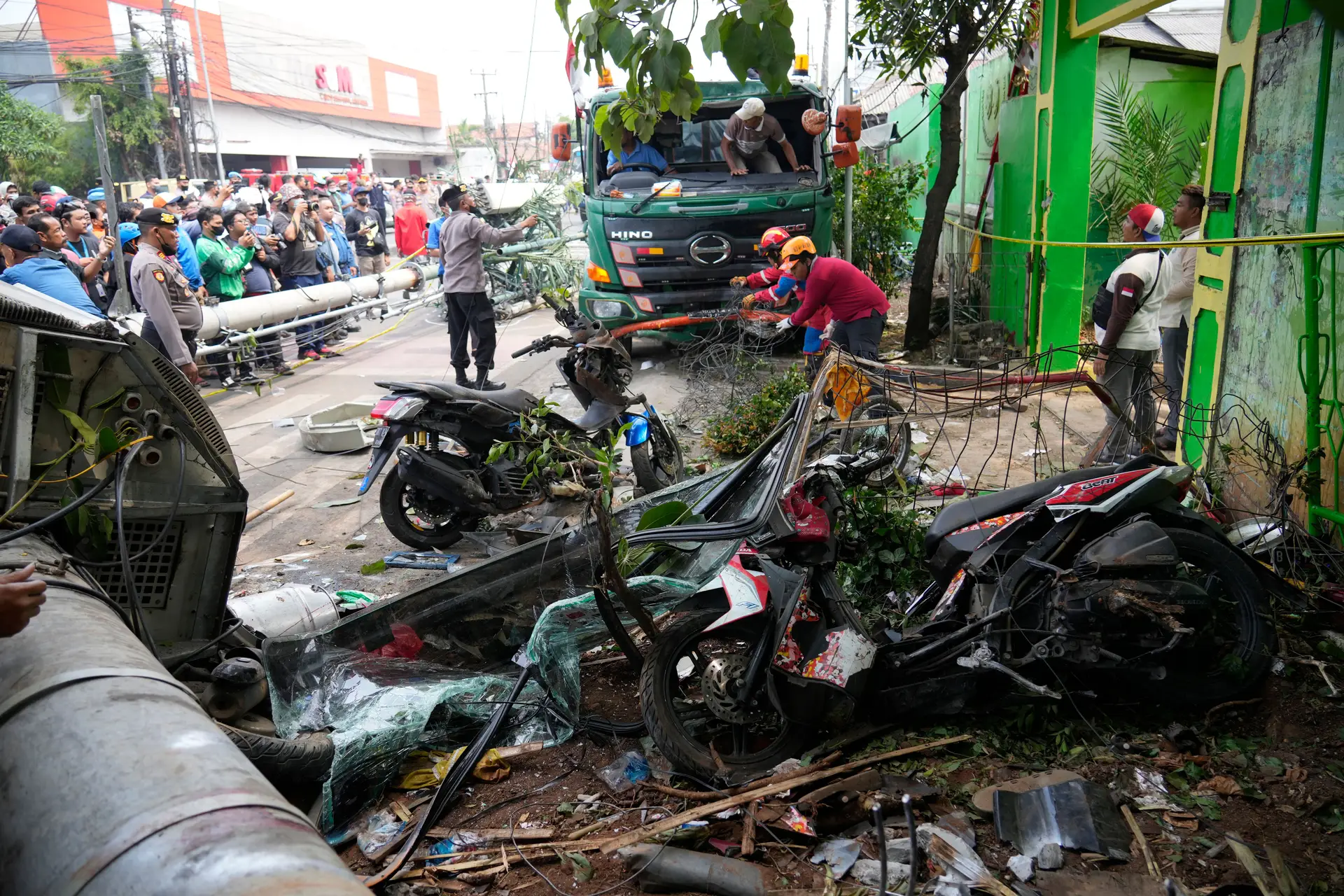 Camião atinge paragem de autocarro na Indonésia e faz 10 mortos, a maioria crianças
