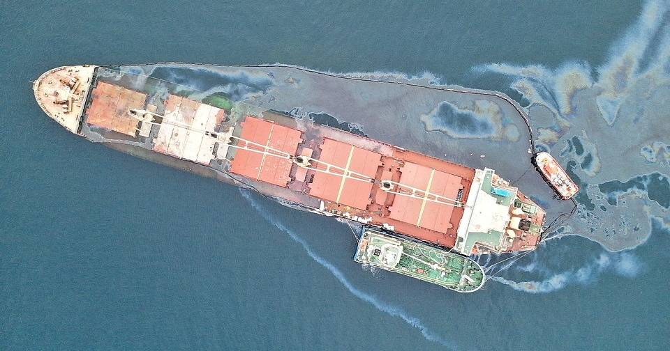 La fuga de petróleo de un barco en Gibraltar llega a las costas españolas