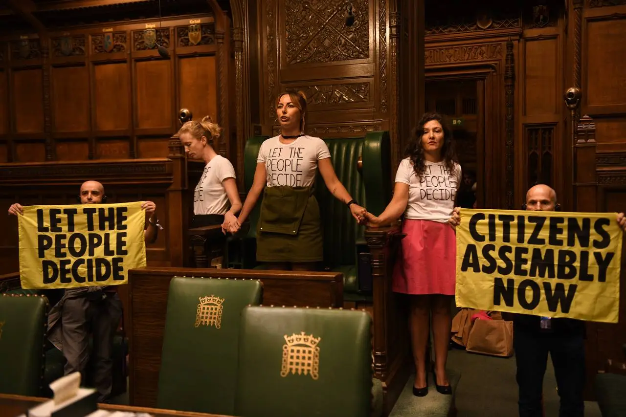 Ativistas do Extinction Rebellion invadem Parlamento britânico