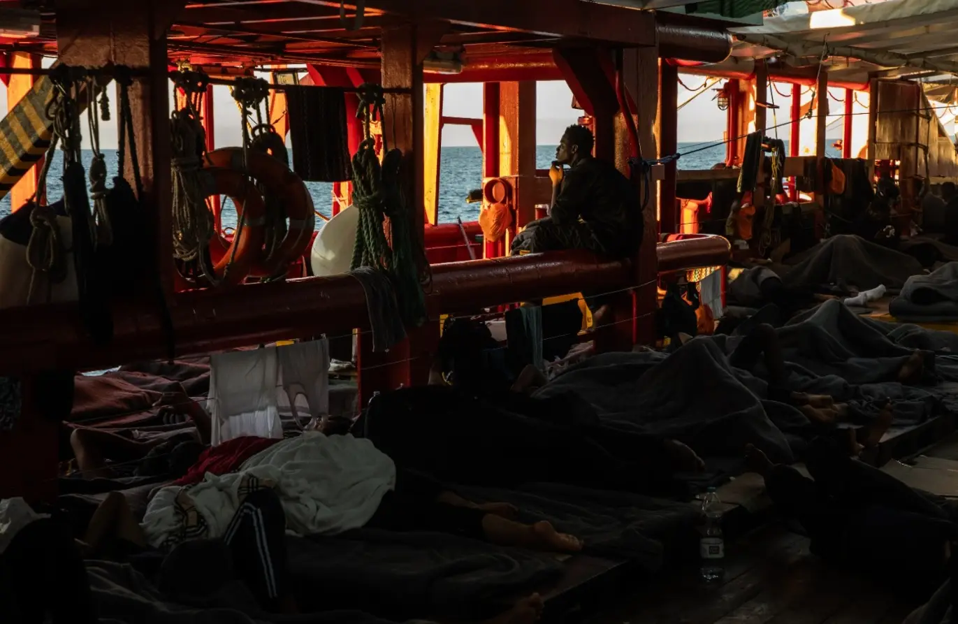 Mais de 700 migrantes resgatados aguardam há oito dias por desembarque