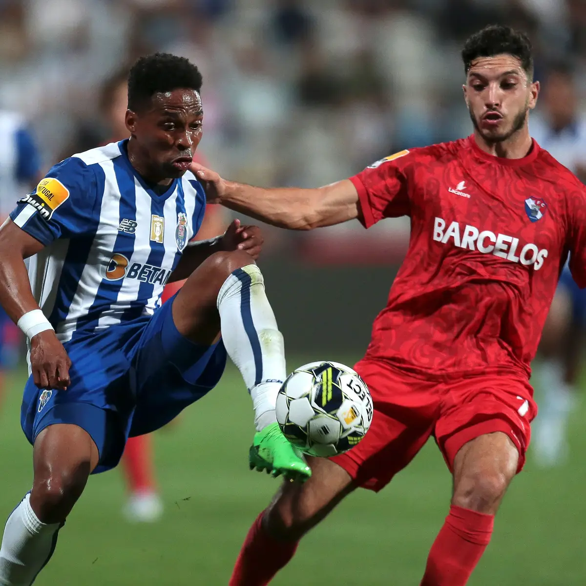 FC Porto goleia Cardiff City com dois golos de Toni Martínez - SIC