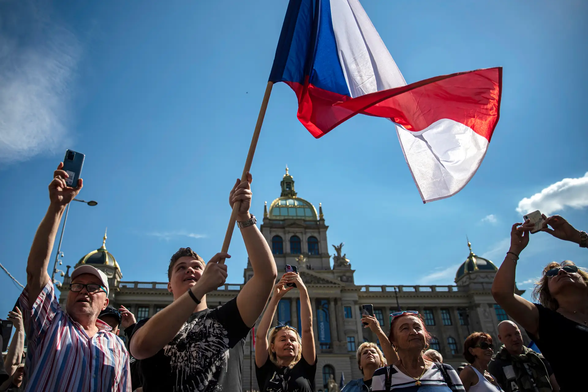 Milhares de pessoas protestam em Praga contra política de proteção à Ucrânia
