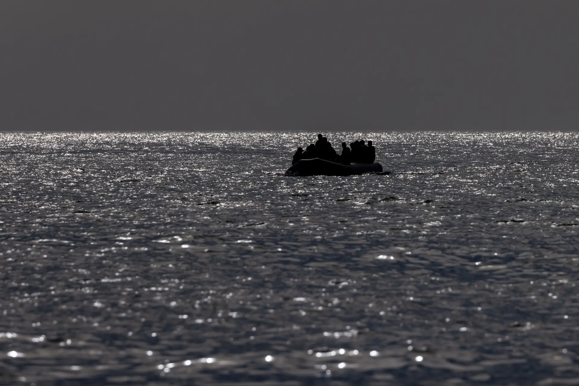 Cerca de mil migrantes atravessaram o Canal da Mancha num dia