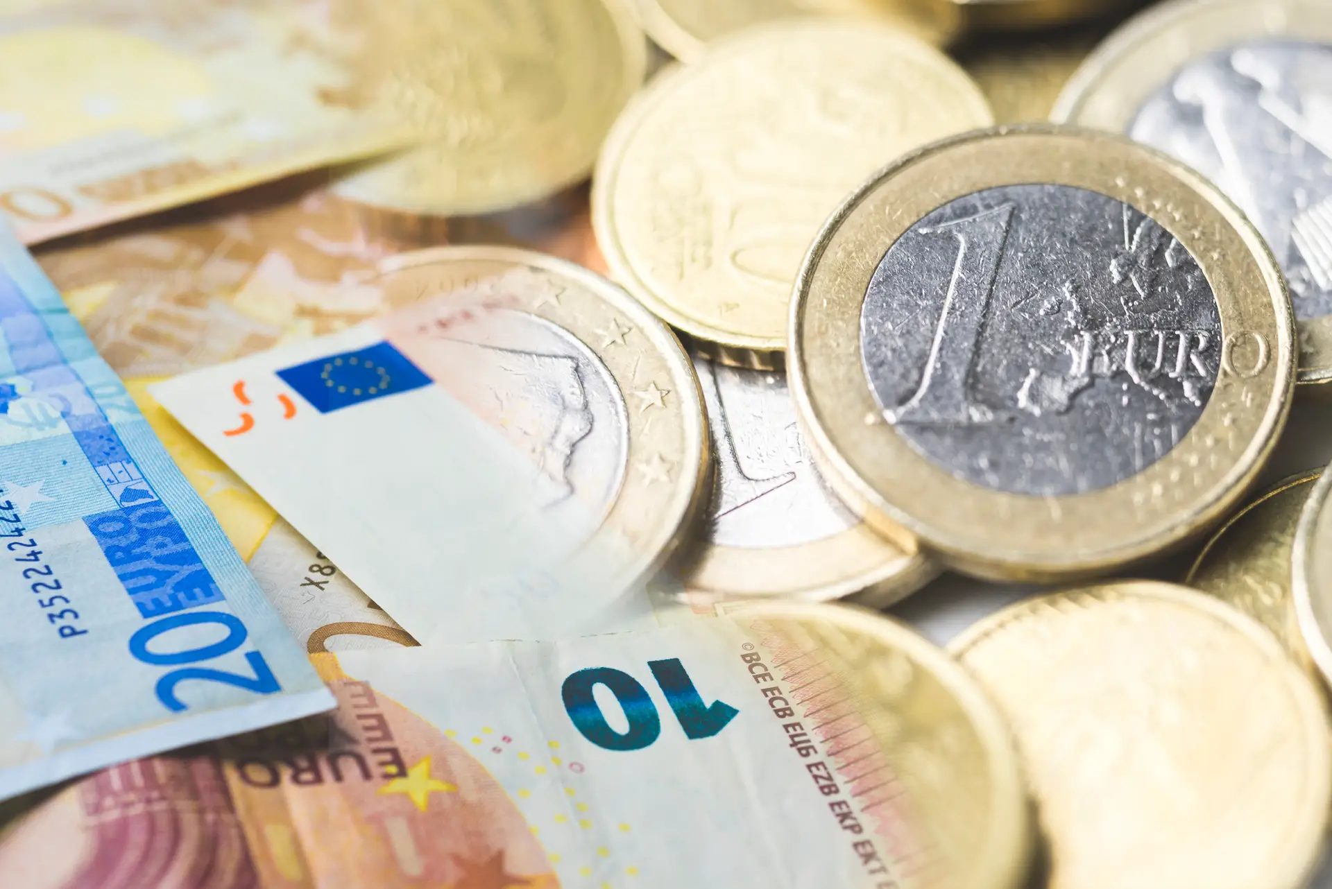 Euro cai para menos de um dólar, o valor mais baixo em quase 20 anos