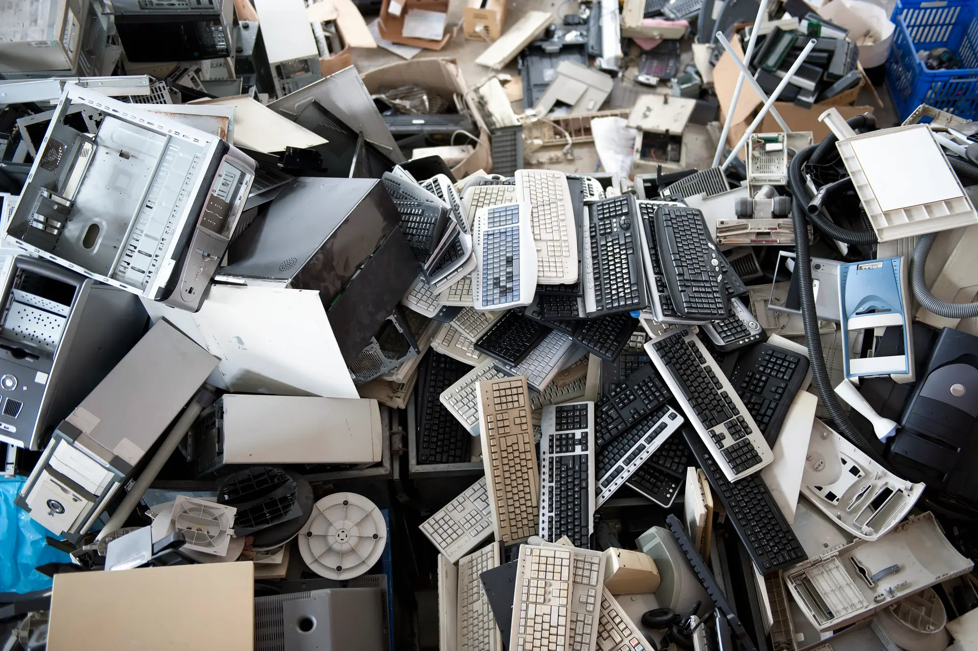 Universidade de Coimbra desenvolve técnicas para reciclar lixo eletrónico