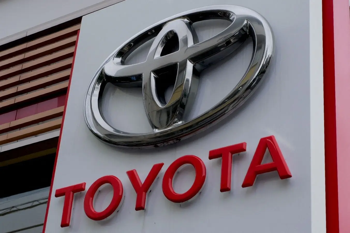 Toyota suspende parte da produção em três fábricas japonesas devido a tufão