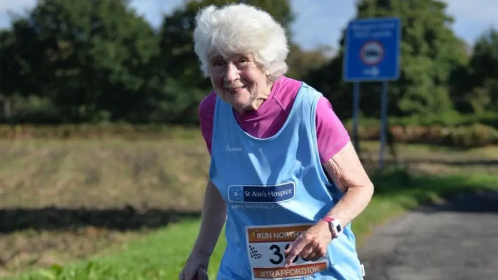 Britânica de 84 anos corre 10 quilómetros para ajudar hospital