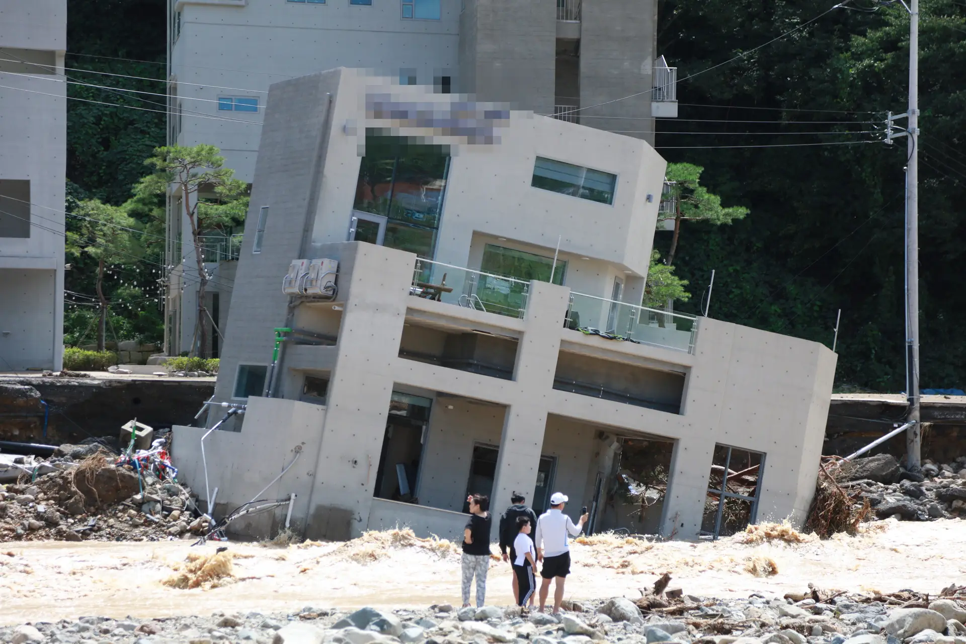 O rasto de destruição deixado pelo tufão Hinnamor na Coreia do Sul
