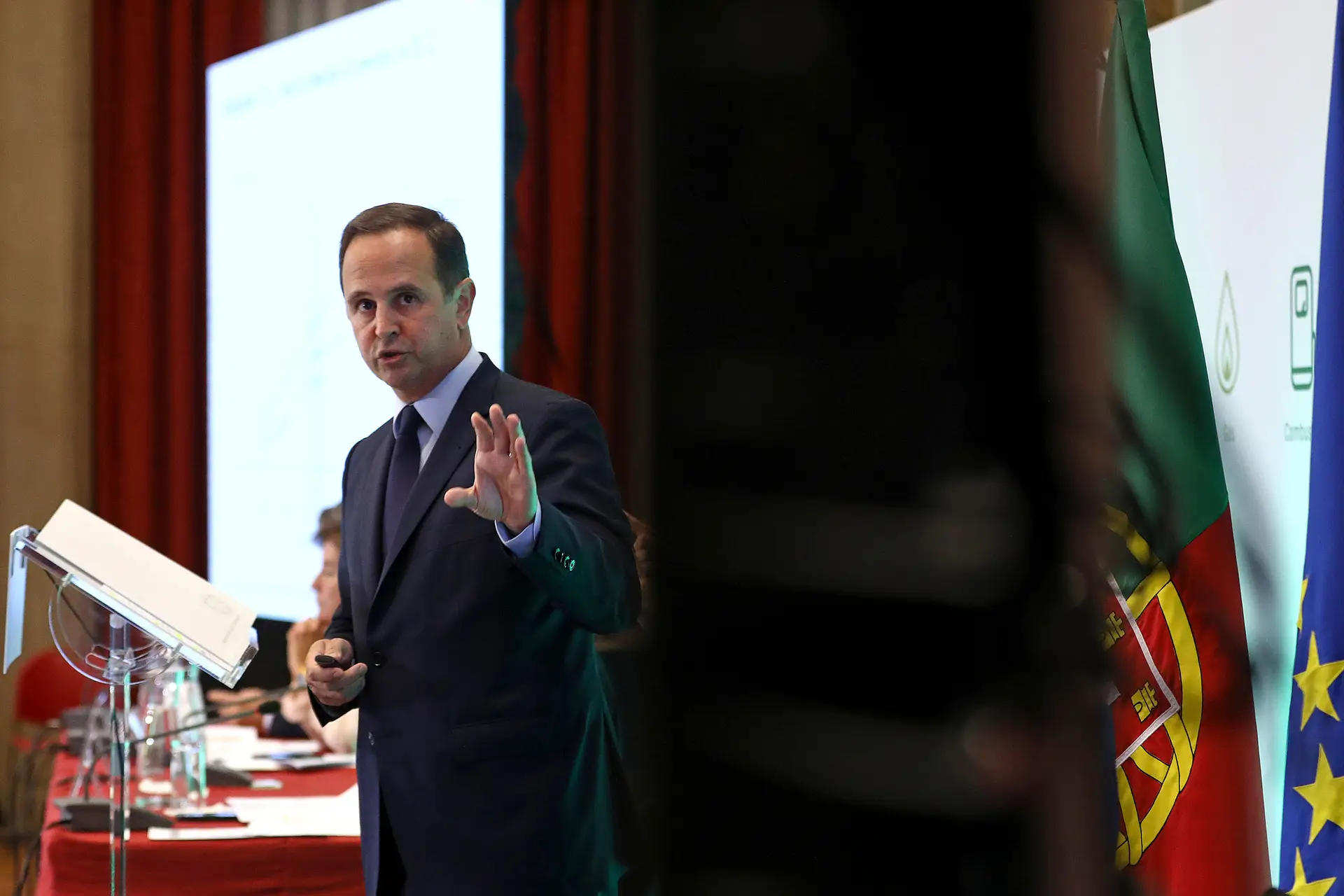 Governo explica medidas de apoio às famílias