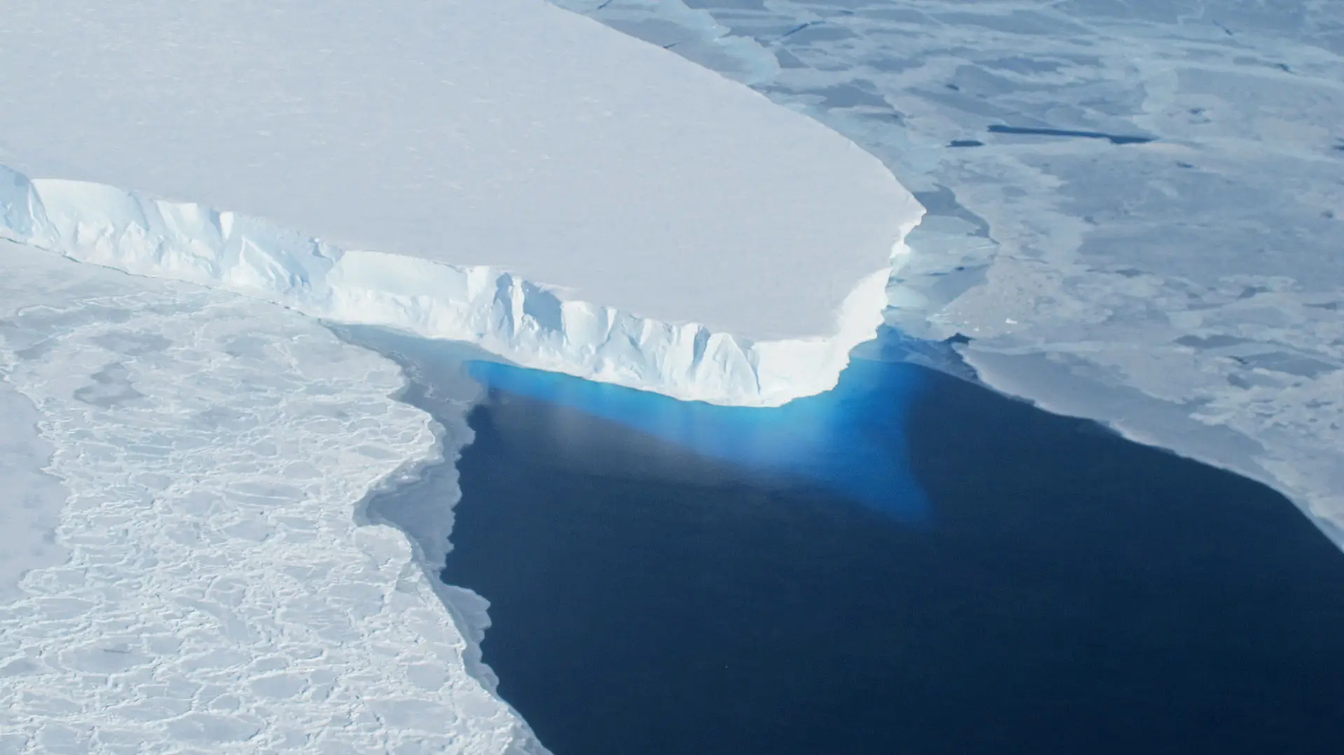 Glaciar da Antártida está "seguro por fios"