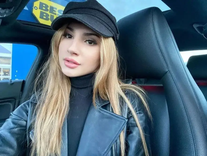 Influencer do TikTok morre em salto de paraquedas