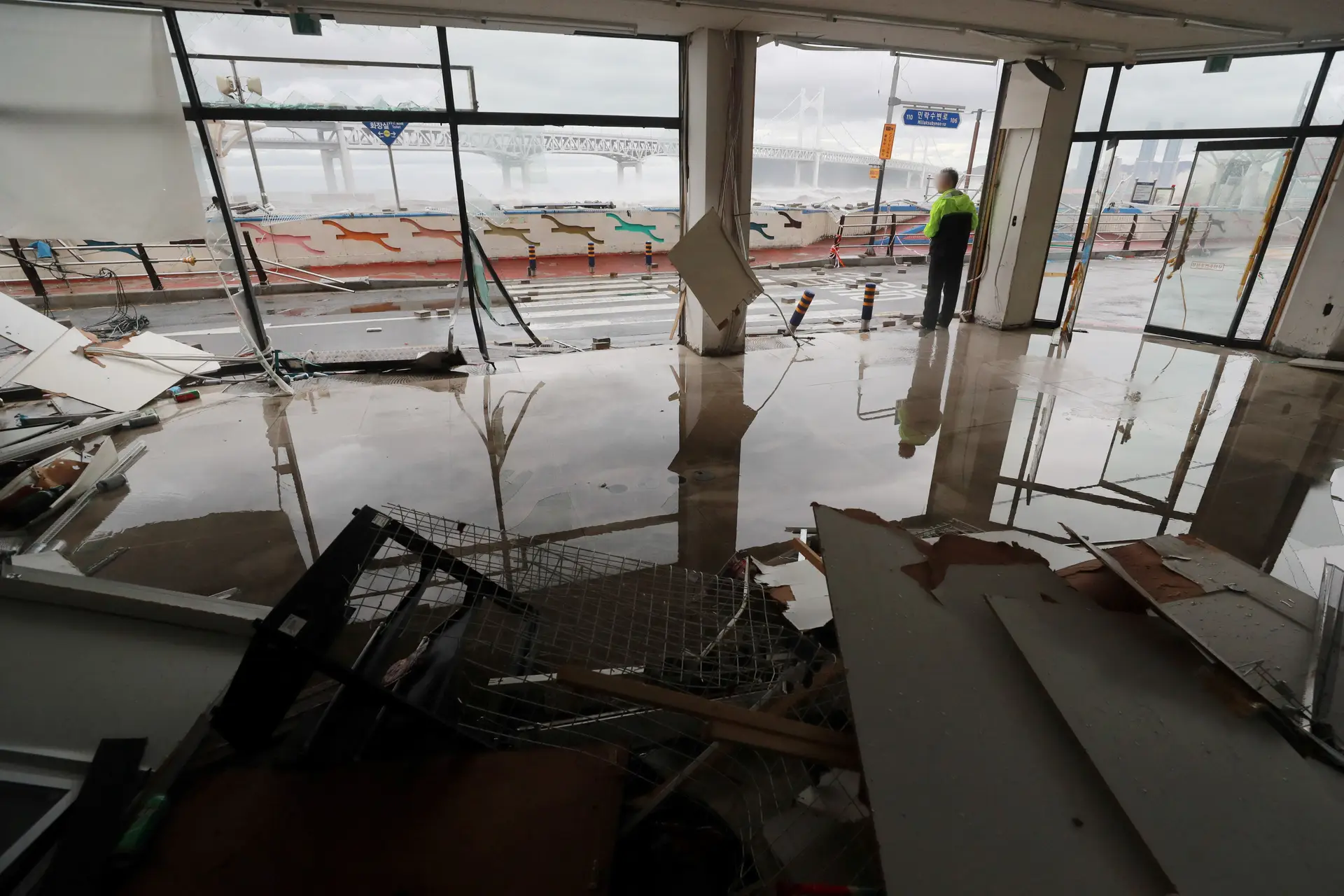 O rasto de destruição deixado pelo tufão Hinnamor na Coreia do Sul