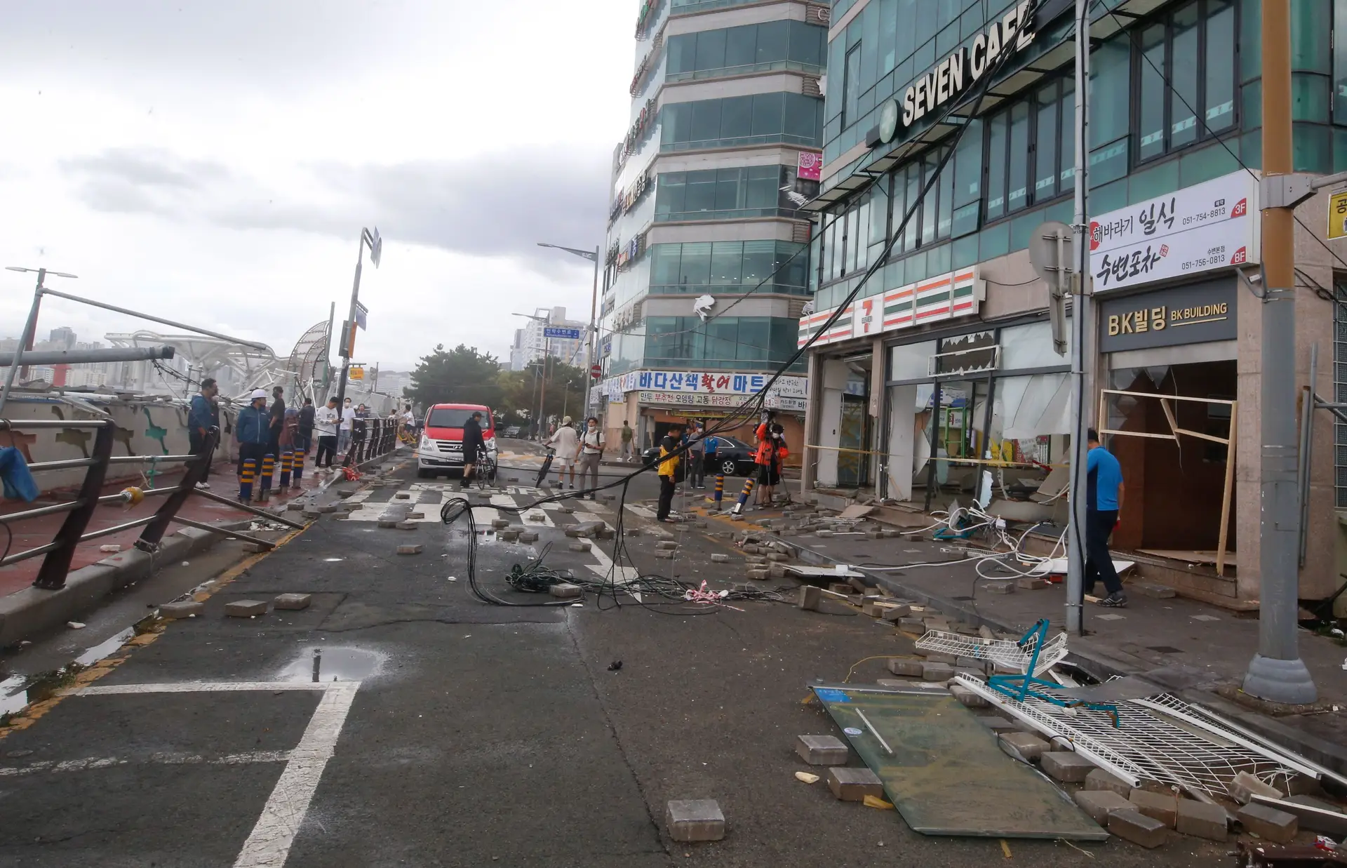 O rasto de destruição deixado pelo tufão Hinnamor na Coreia do Sul