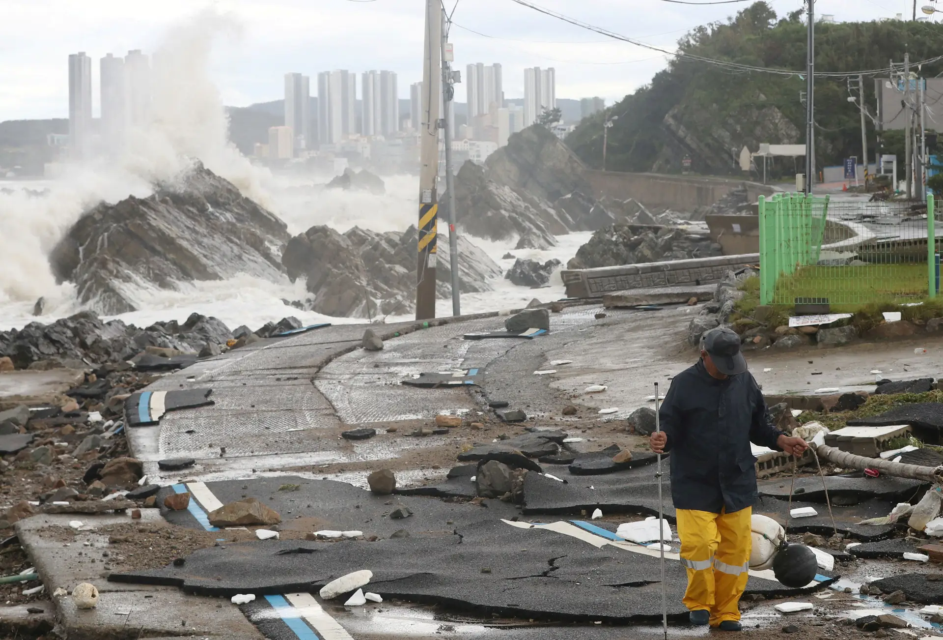 O rasto de destruição deixado pelo tufão Hinnamor na Coreia do Sul