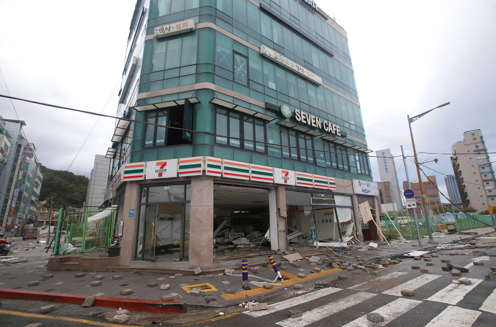 O rasto de destruição deixado pelo tufão Hinnamor na Coreia do Sul
