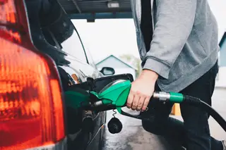 Preço da gasolina deverá subir na segunda-feira, gasóleo desce