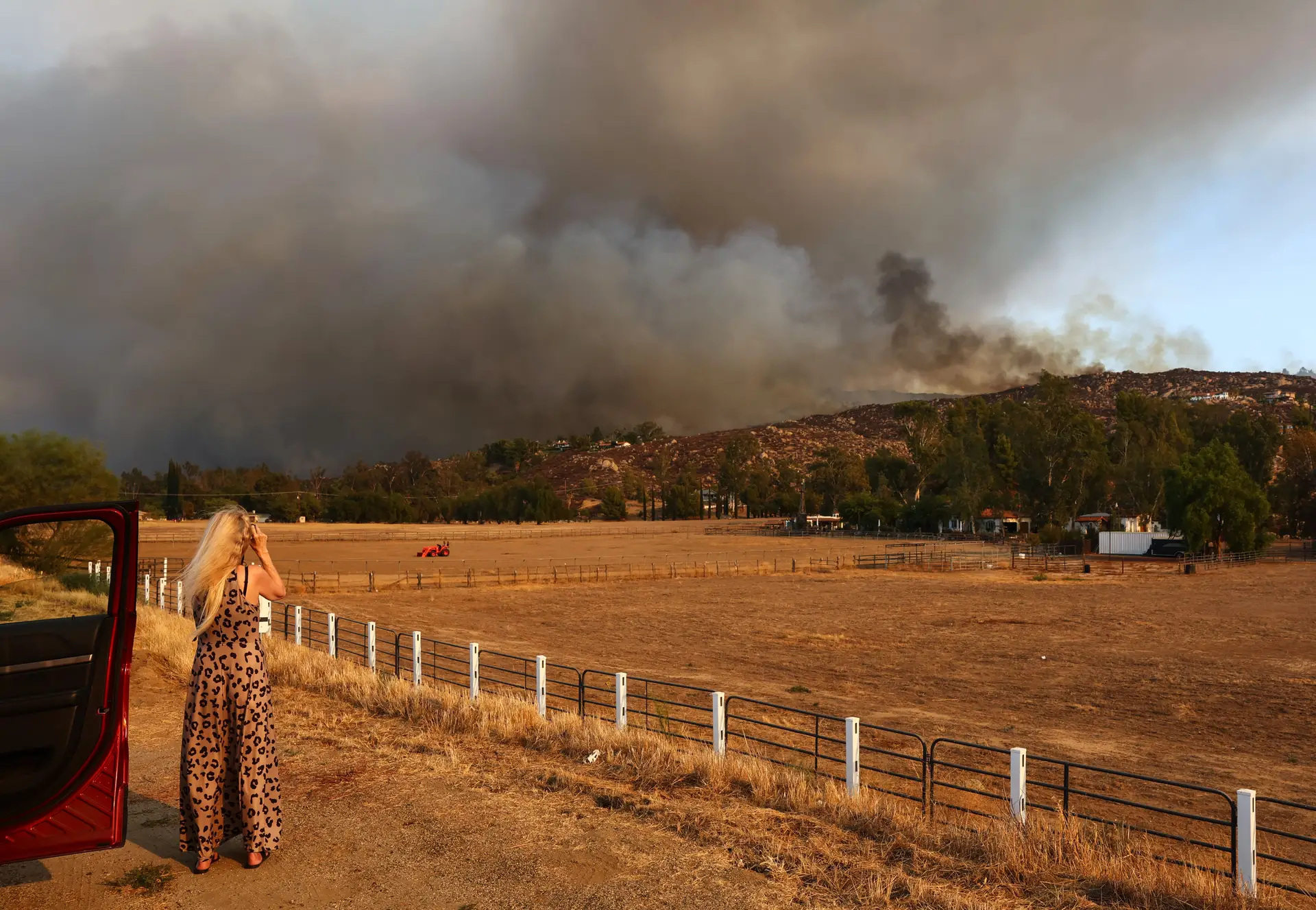Um cidadão observa o incêndio em Fairview Fire, perto de Hemet, Califórnia, a 6 de Setembro de 2022.