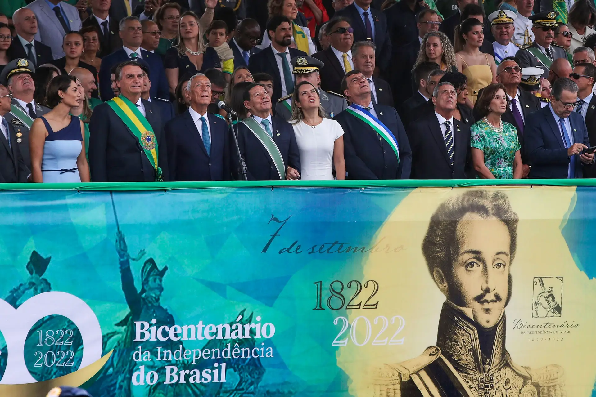 Marcelo assiste ao desfile comemorativo dos 200 anos da independência do Brasil ao lado de Bolsonaro.