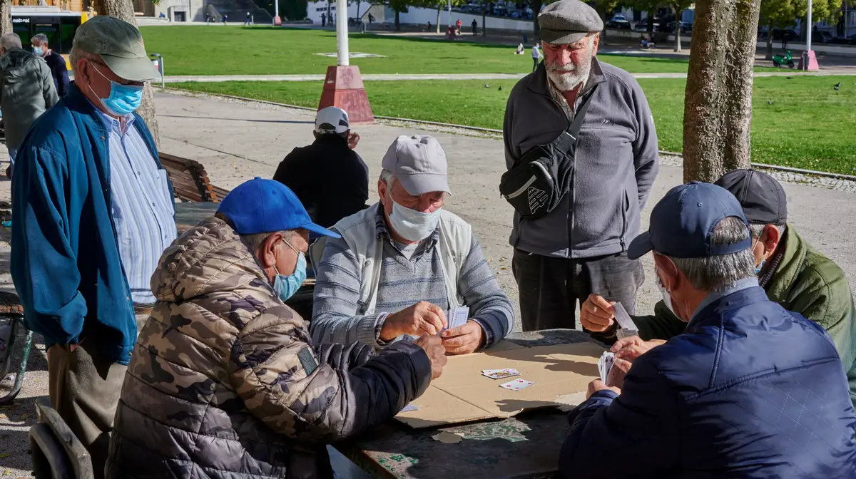 Reformados jogam cartas na Alameda, em Lisboa. | Fotografia de arquivo.