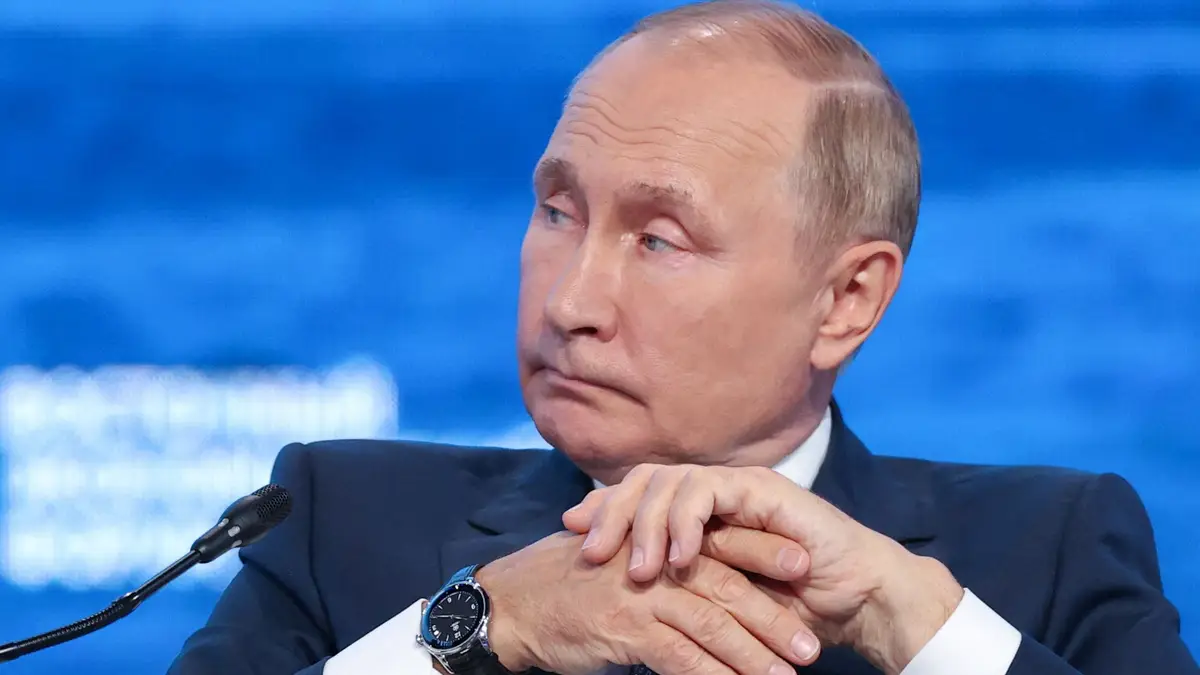 Vladimir Putin assiste ao Fórum Económico Oriental.