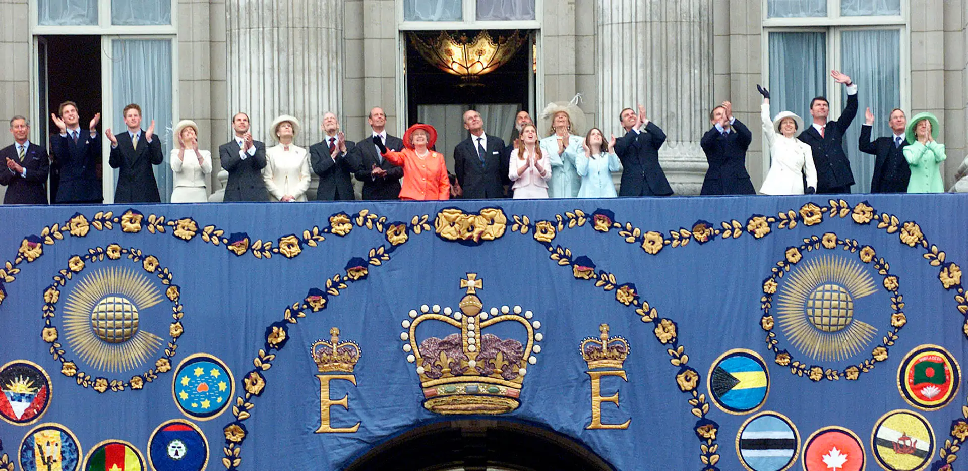 Isabel II e membros da família real britânica na comemoração do Jubileu de Ouro - 50 anos de reinado, em 2002.