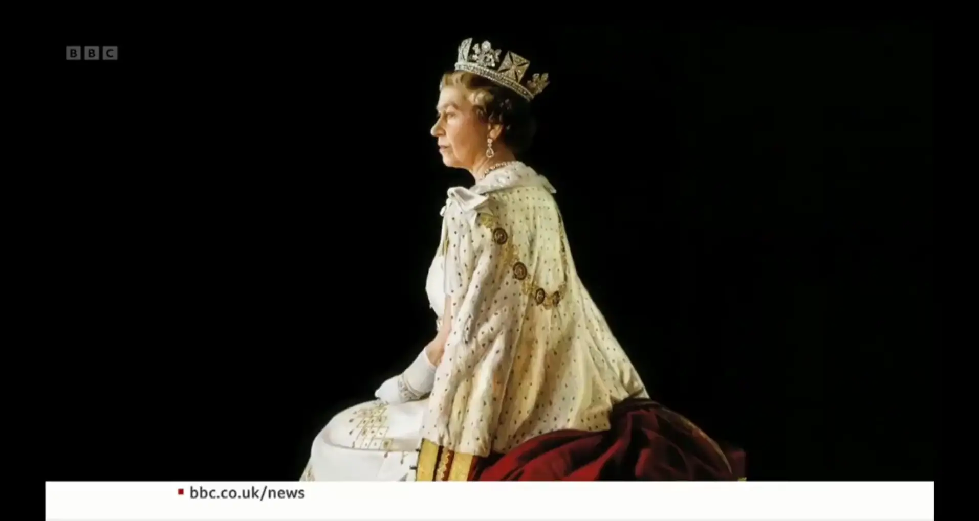 O momento em que a BBC anunciou a morte de Isabel II ao som de imagem