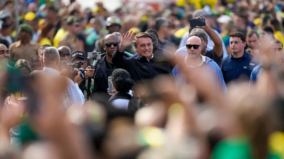 Bolsonaro desfila em Copacabana em dia de festa que foi também de campanha nos 200 anos da independência do Brasil.