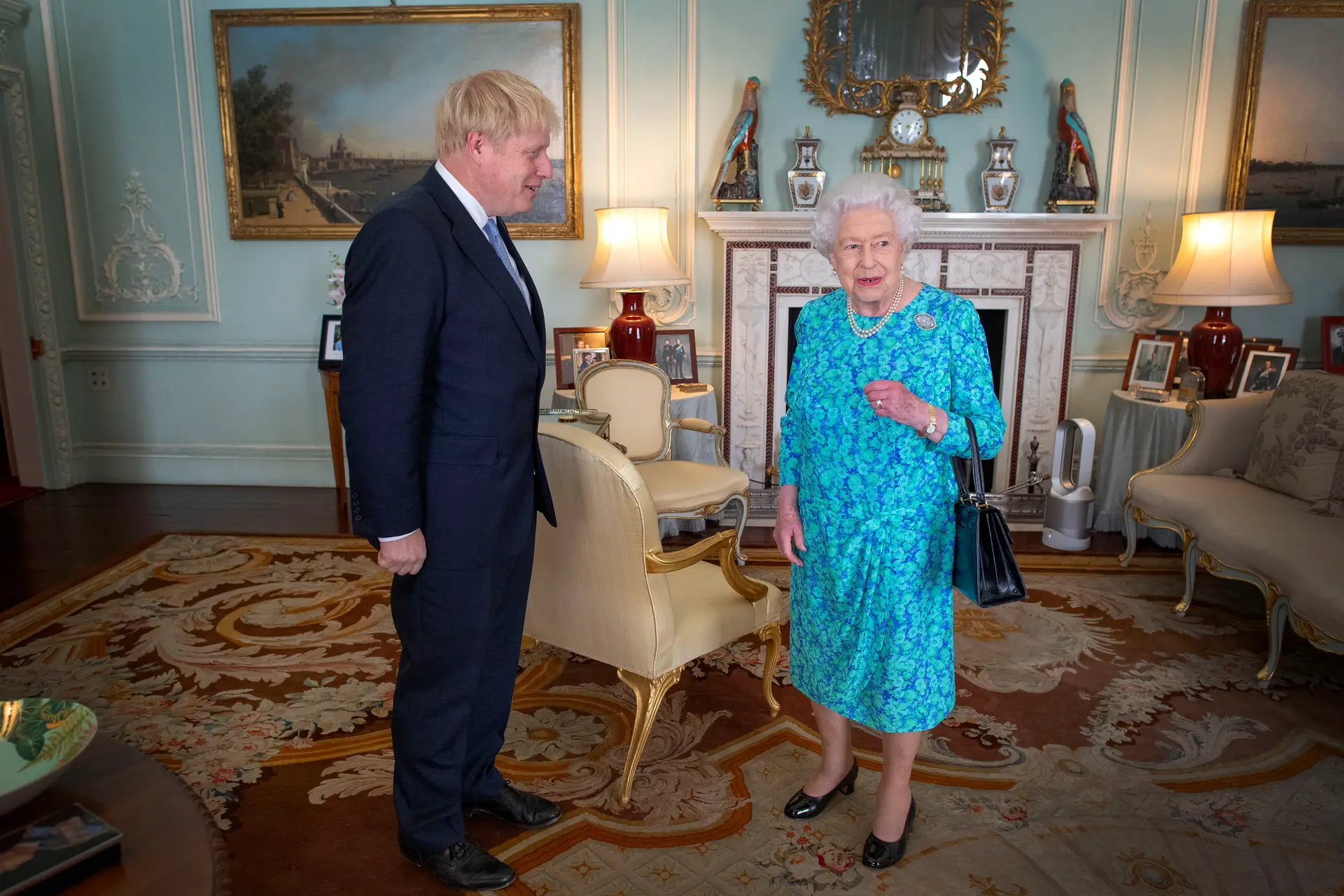 Boris Johnson com a Rainha Isabel II no Palácio de Buckingham, em 2019