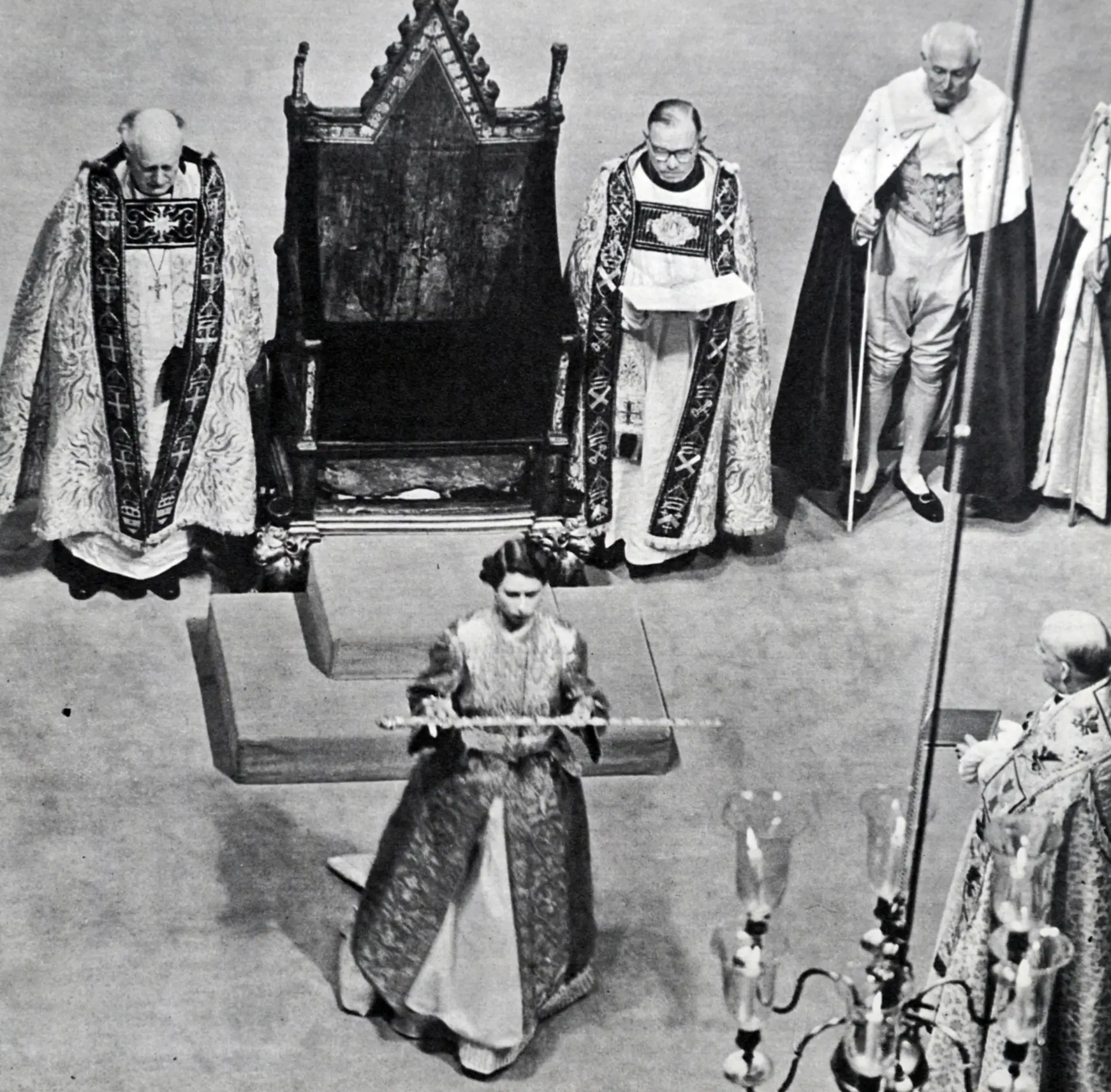 Isabel II é coroada, a 2 de junho de 1953, na Abadia de Westminster, um ano depois da morte do pai, George VI.