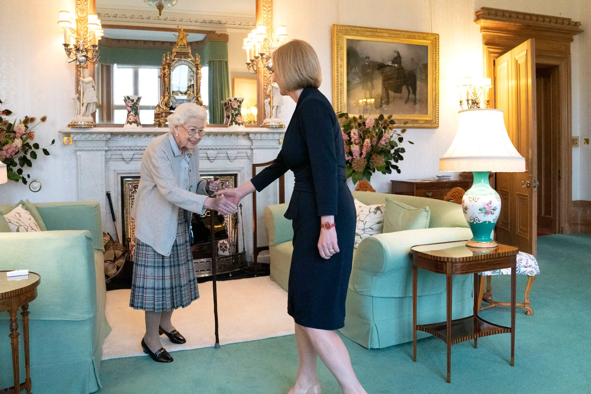 Isabel II recebe Liz Truss, primeira-ministra e nova líder do Partido Conservador, no dia 6 de setembro de 2022, no Castelo de Balmoral, na Escócia.