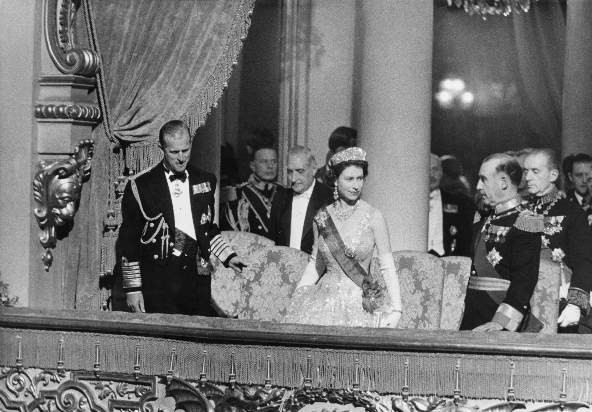 Rainha e o príncipe Filipe no teatro durante uma visita de Estado a Portugal, em fevereiro de 1957.