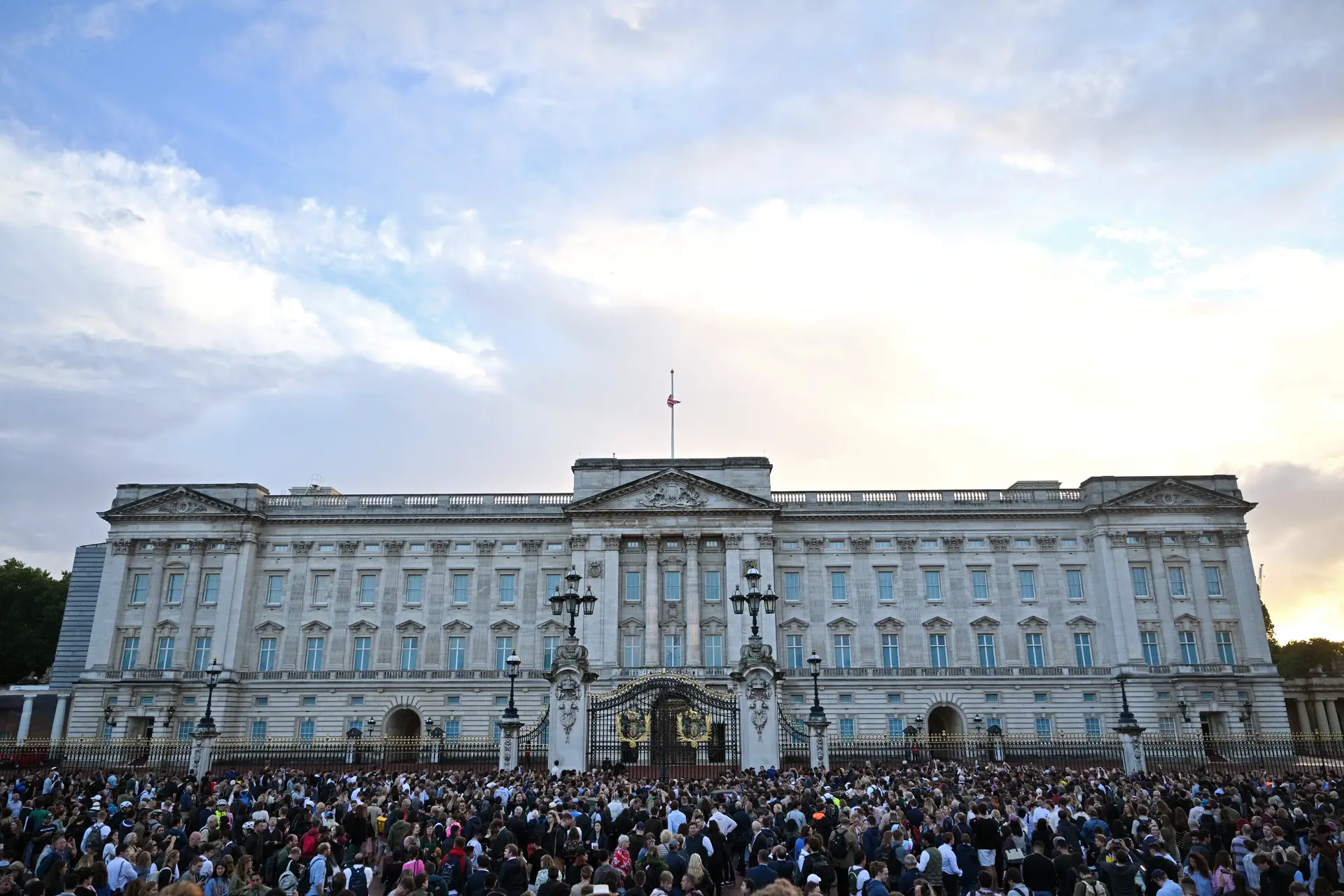 Centenas de pessoas concentradas em frente ao Palácio de Buckingham