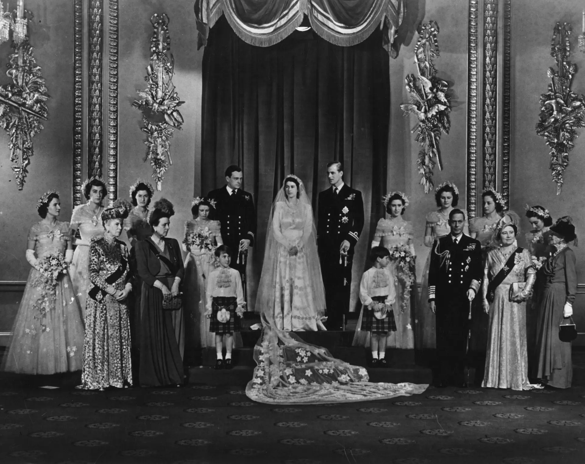 Isabel casa como Filipe, no dia 20 de novembro de 1947, na Abadia de Westminster, em Londres.