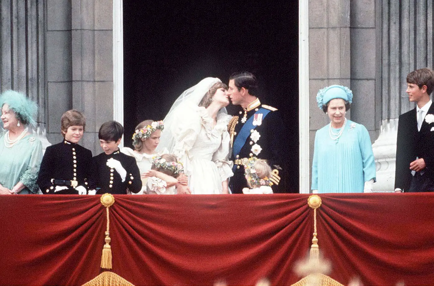 Isabel II no casamento do filho Carlos com Diana Spencer, que se tornou princesa de Gales, em 1981.