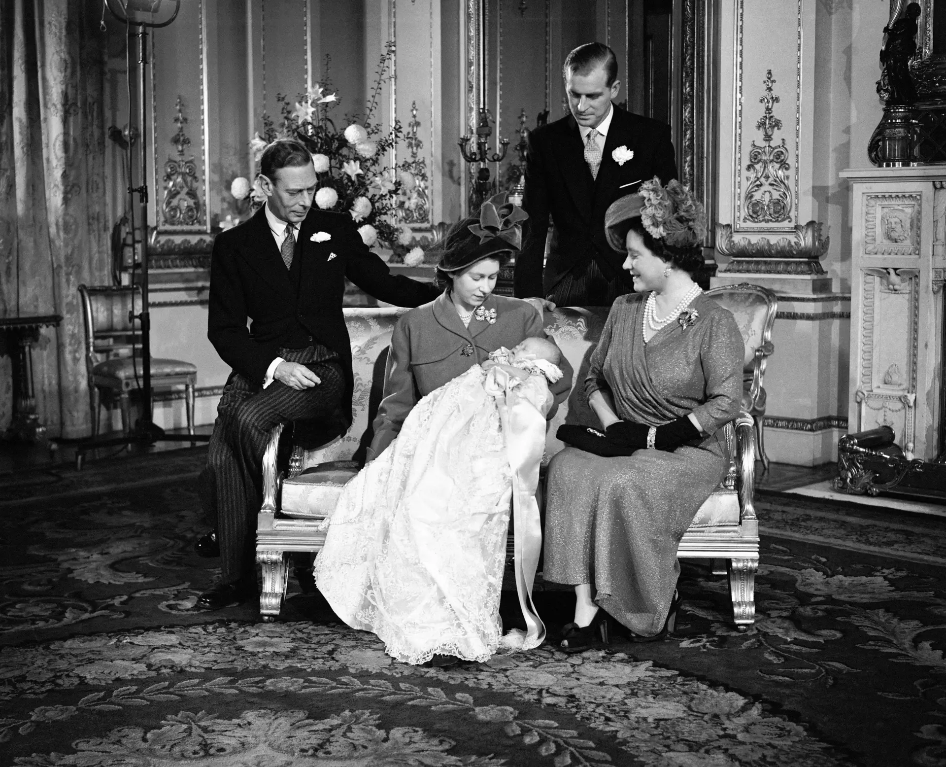Isabel no dia do batizado do primeiro filho, Carlos, no Palácio de Buckingham. Está acompanhada pelo marido, Filipe, e os pais.