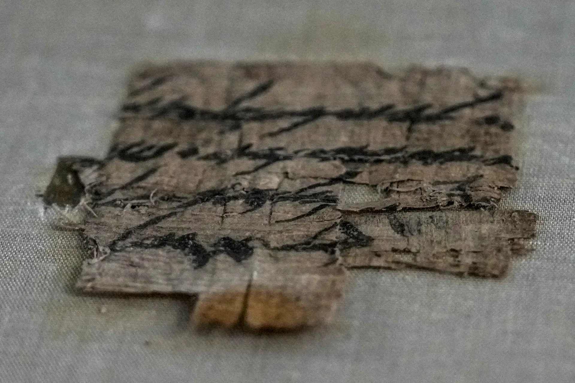 Israel adquire papiro raro com inscrição hebraica com cerca de 2.700 anos.