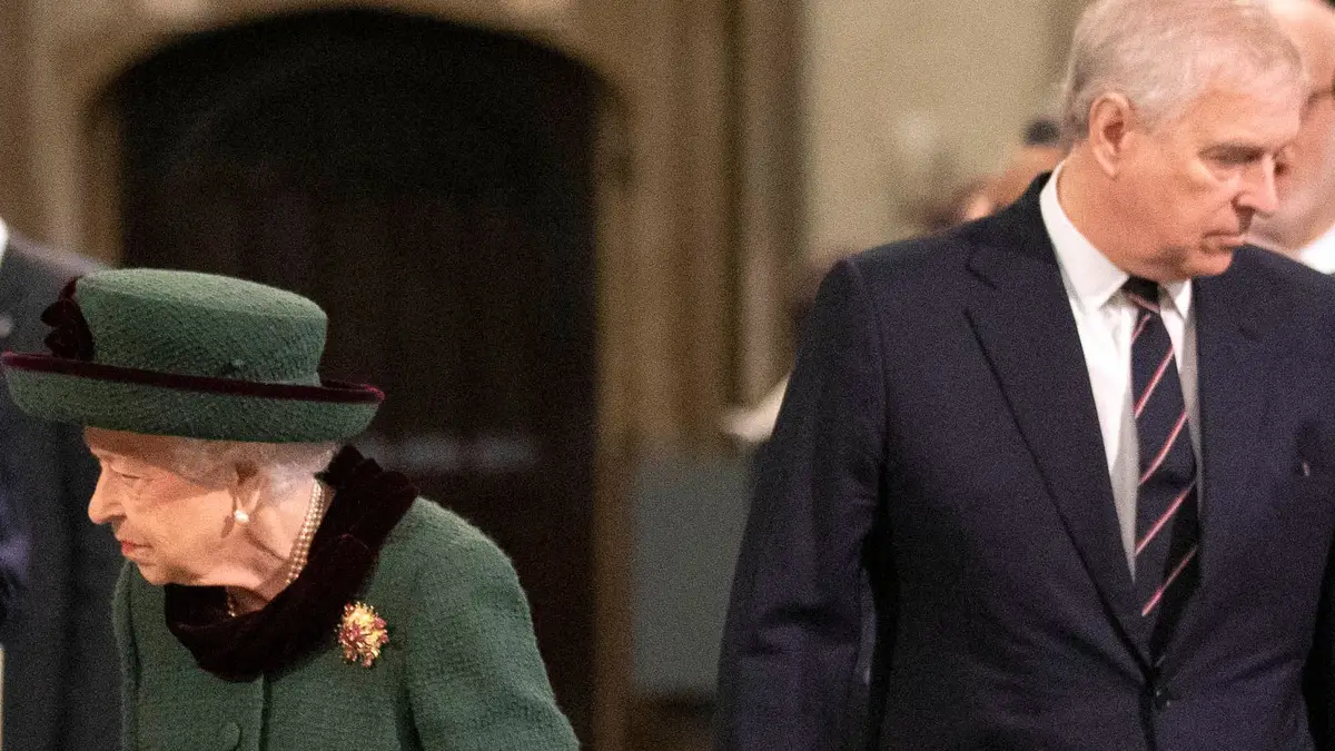 A Rainha Isabel II e o filho, o príncipe André 