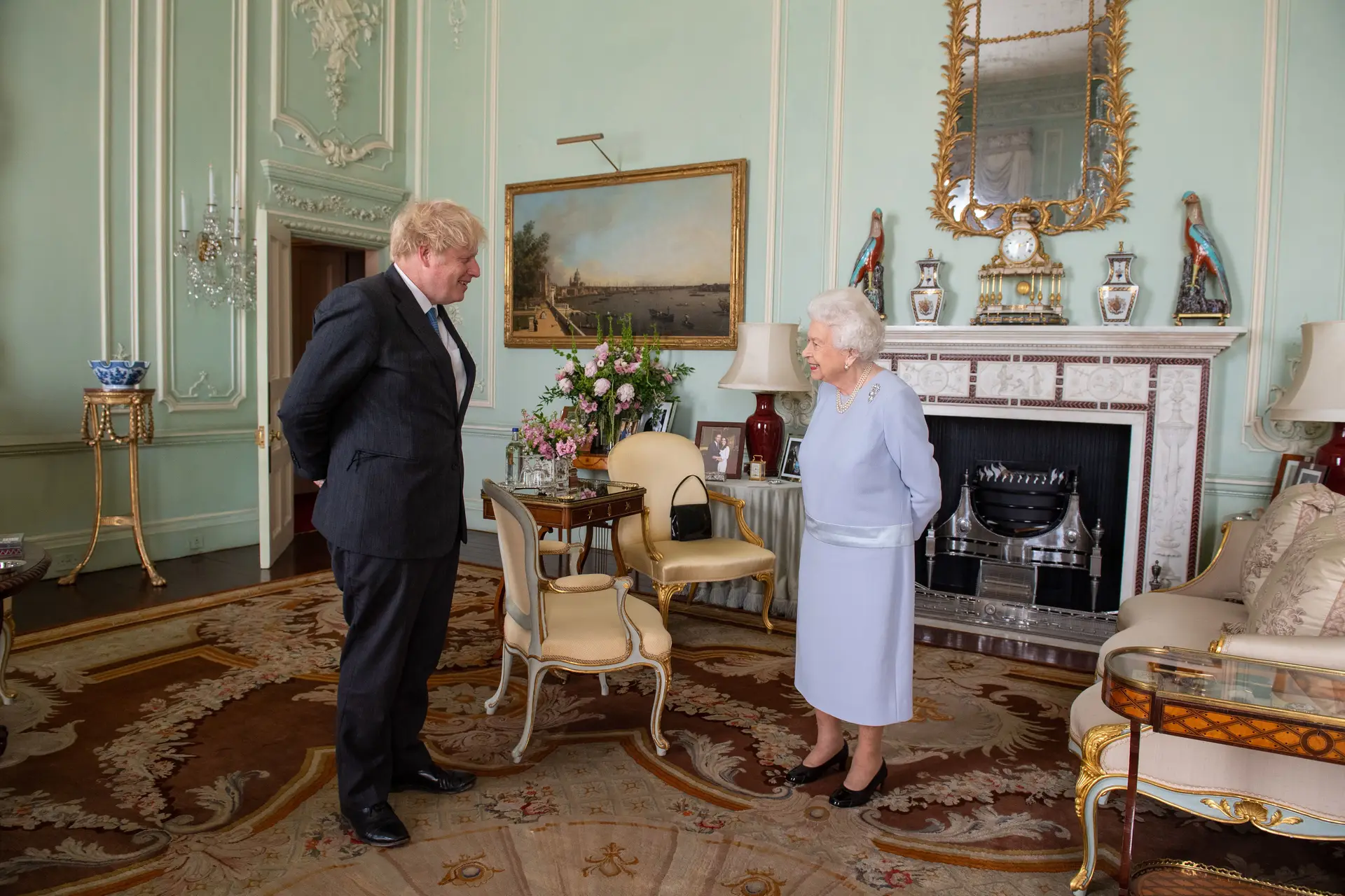 Boris Johnson, antigo primeiro-ministro britânico, com a Rainha Isabel II