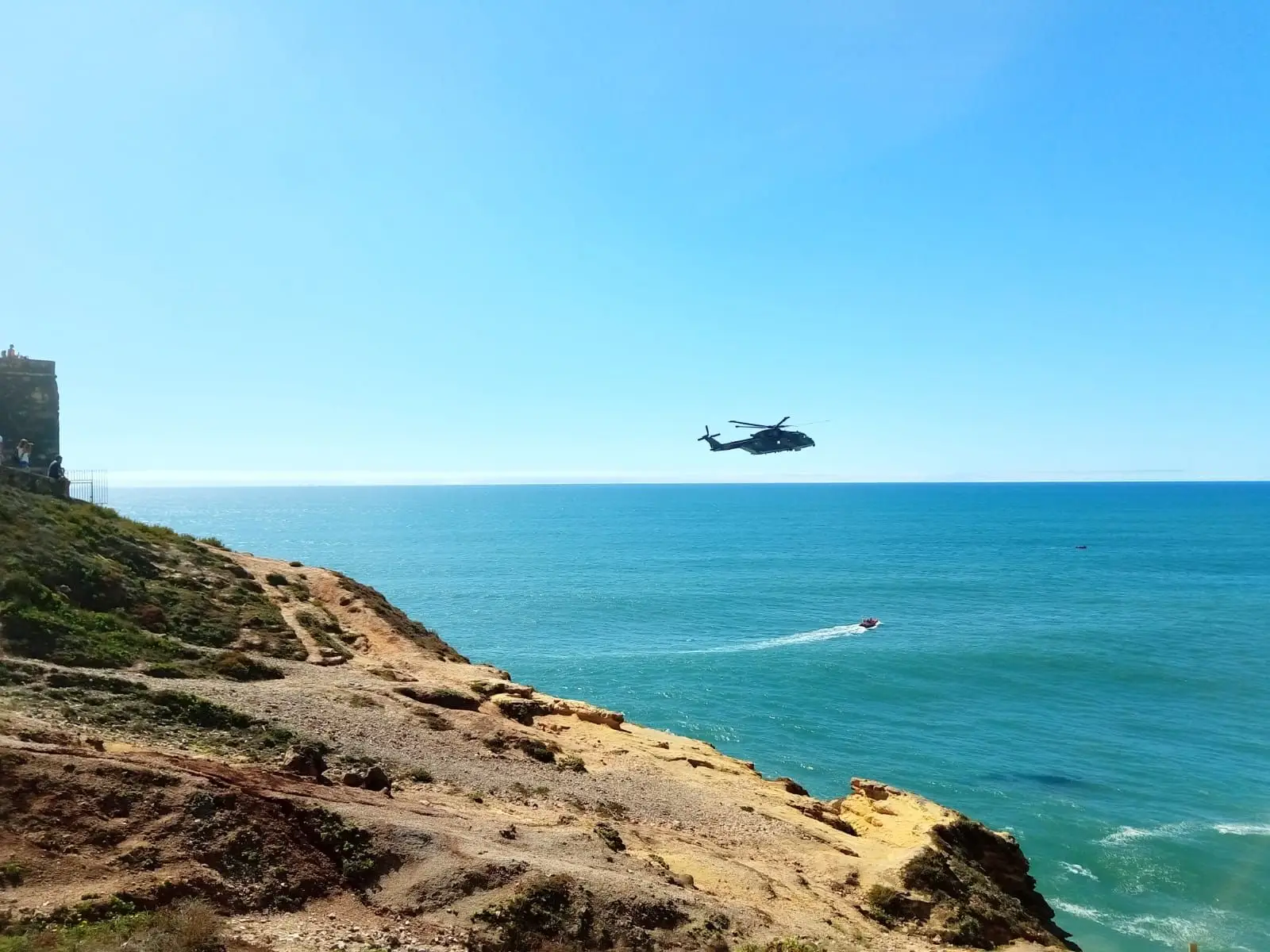Autoridade Marítima Nacional efetua buscas por homem desaparecido na praia do Norte na Nazaré