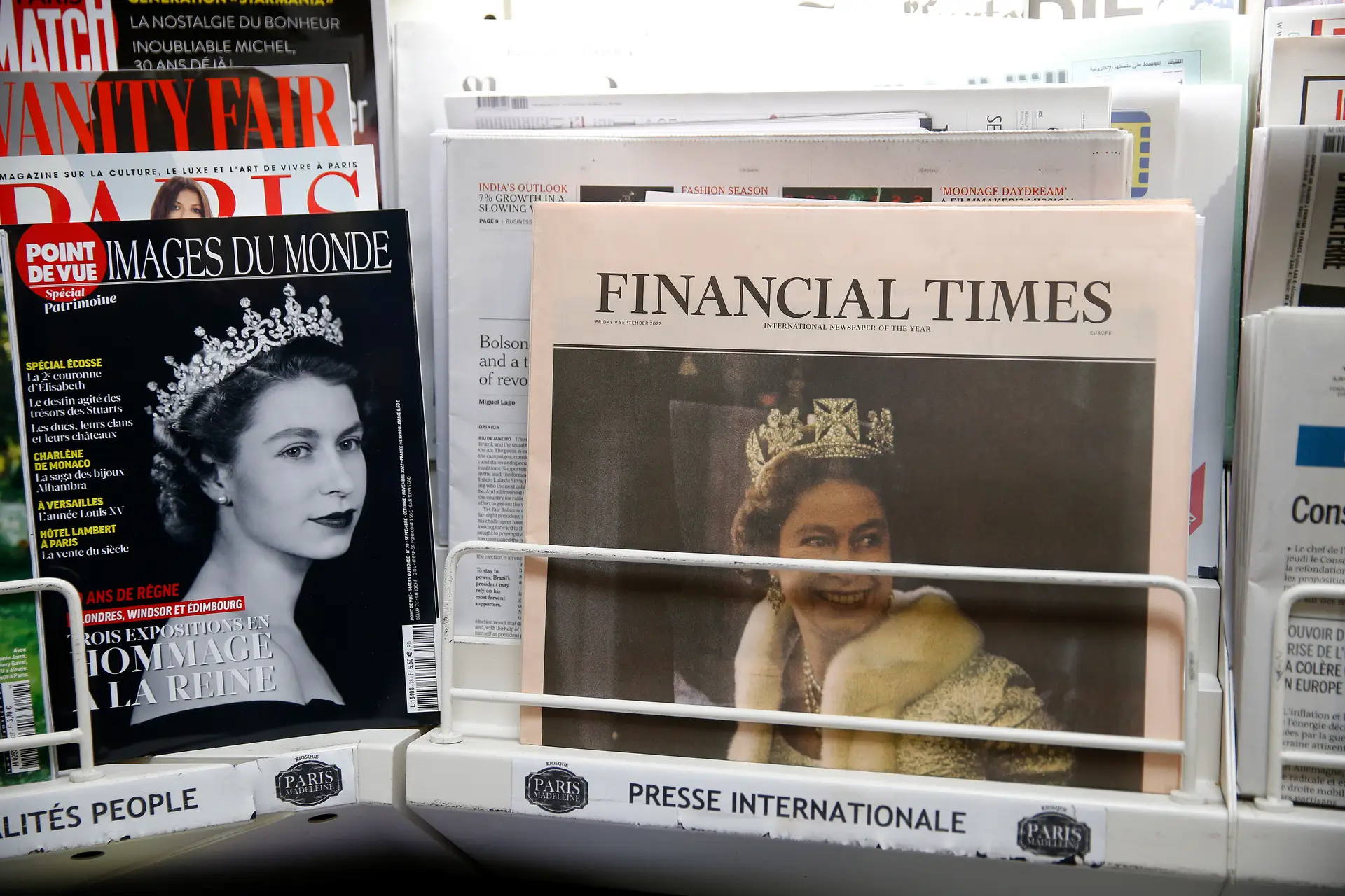 Morte da rainha Isabel faz manchete em jornais e revistas expostos em quiosque em Paris, França.