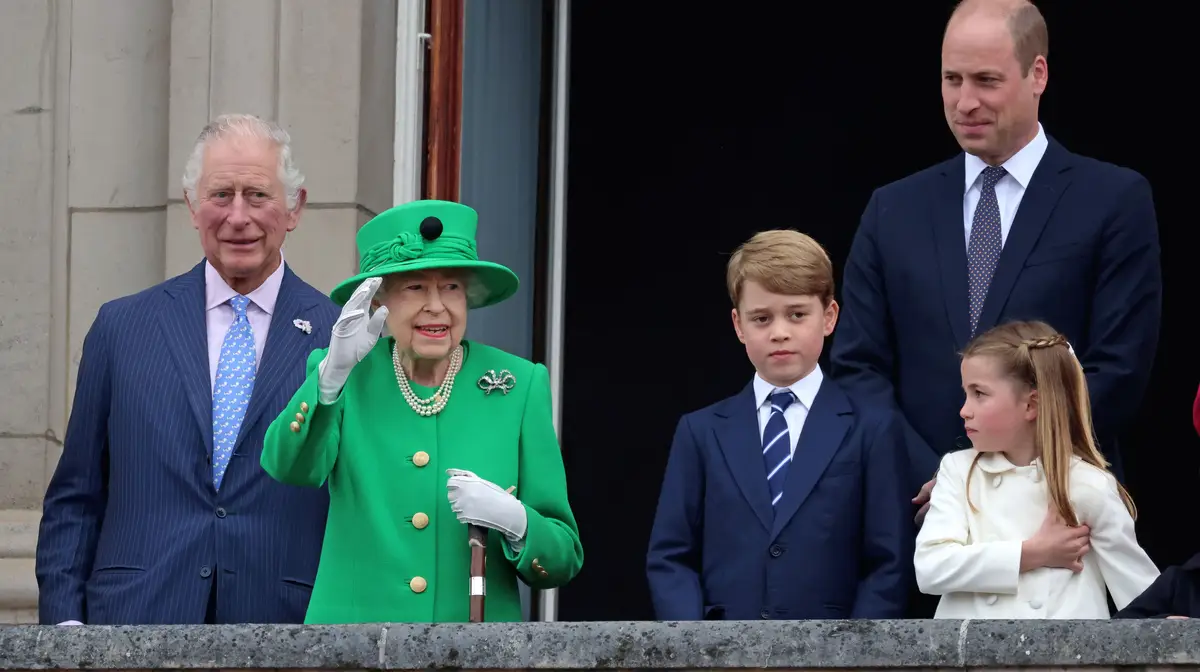 A rainha acompanhada por Carlos, William e dois dos netos, George e Charlotte.